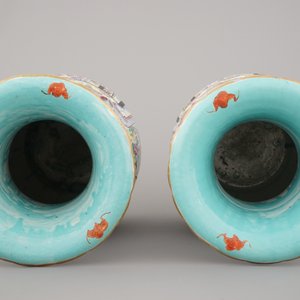 A pair of Chinese porcelain famille rose vases with palace scenes, 19th C. — photo 7