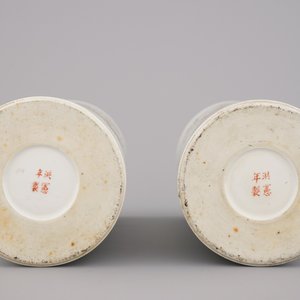 A pair of Chinese porcelain hat stands with playing boys, 19th C. — 照片 2