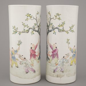 A pair of Chinese porcelain hat stands with playing boys, 19th C. — 照片 5