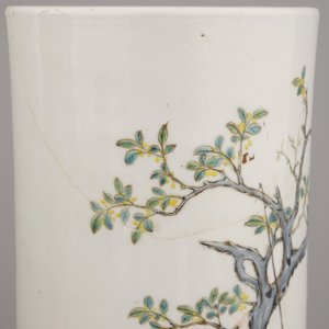 A pair of Chinese porcelain hat stands with playing boys, 19th C. — 照片 8