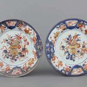 A pair of Chinese porcelain imari plates, Qianlong, 18th C. — 照片 1