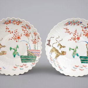 Une paire d'assiettes lobées de style Kakiemon, époque Kangxi, début 18ème — photo 1