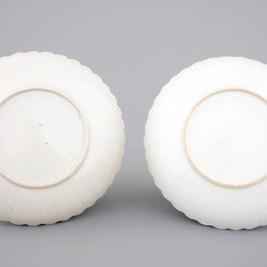 Une paire d'assiettes lobées de style Kakiemon, époque Kangxi, début 18ème — photo 2