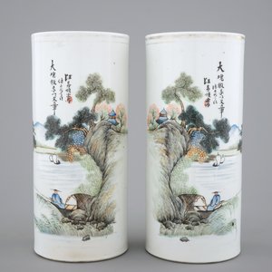 A pair of Chinese porcelain landscape hat stands, 19/20th C. — 照片 1