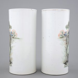 A pair of Chinese porcelain landscape hat stands, 19/20th C. — 照片 2