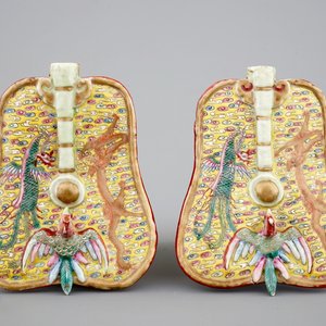 A pair of Chinese porcelain leaf shaped familie rose fans, 19th C — photo 1