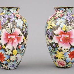 A pair of Chinese porcelain millefleurs black ground vases, ca. 1900 — 照片 1