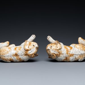 A pair of Chinese porcelain models of reclining dogs, Qianlong/Jiaqing — 照片 7