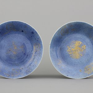 A pair of Chinese porcelain powder blue and gilt plates, 18th C. — 照片 1