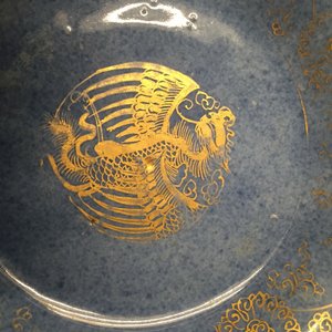 A pair of Chinese porcelain powder blue and gilt plates, 18th C. — 照片 7