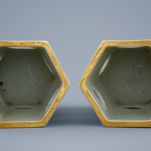A pair of Chinese porcelain qianjiang cai calligraphy hat stands, 19/20th C. — photo 5