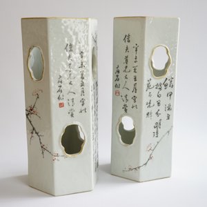 A pair of Chinese porcelain qianjiang cai calligraphy hat stands, 19/20th C. — photo 10