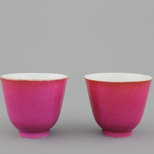 A pair of Chinese porcelain ruby ground wine cups, 19th C. — 照片 1