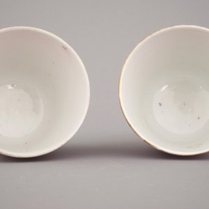 A pair of Chinese porcelain ruby ground wine cups, 19th C. — 照片 8