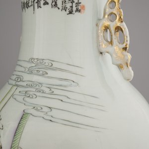 A pair of Chinese porcelain vases with palace interior scenes, 19/20th C. — photo 8