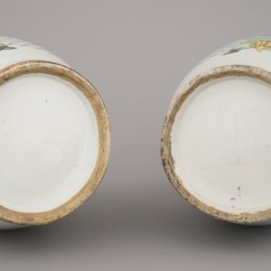 A pair of Chinese porcelain vases with palace interior scenes, 19/20th C. — photo 10
