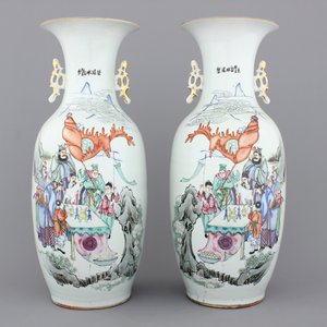 A pair of Chinese porcelain vases with warrior scenes, 19/20th C. — photo 1