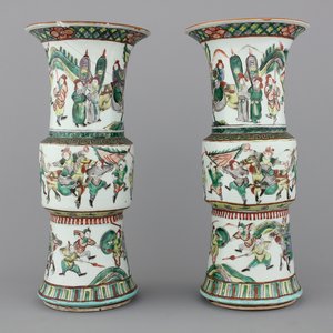 A pair of Chinese porcelain wucai vases, 19th C. — photo 1