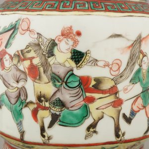 A pair of Chinese porcelain wucai vases, 19th C. — photo 8