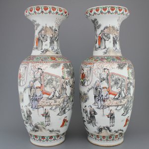 A pair of Chinese porelain famille rose vases with scholars, 19th C. — 照片 1