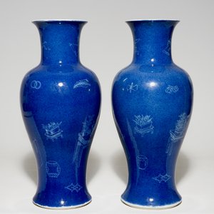 A pair of Chinese powder blue ground vases with incised decoration, 19th C. — 照片 2