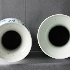 A pair of Chinese powder blue ground yenyen vases and two celadon vases, 19th C. — 照片 12