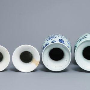 A pair of Chinese powder blue ground yenyen vases and two celadon vases, 19th C. — 照片 5
