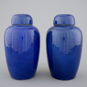 A pair of Chinese powder blue jars with covers, early 19th C. — foto 1