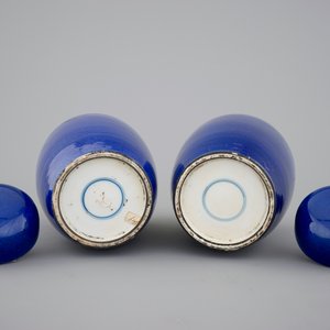 A pair of Chinese powder blue jars with covers, early 19th C. — foto 3