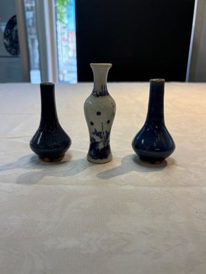 A pair of Chinese powder-blue vases and a blue and white 'Hatcher Cargo' vase, Transitional period — foto 1