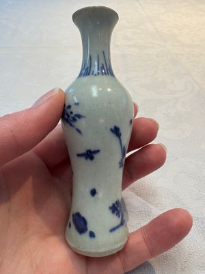 A pair of Chinese powder-blue vases and a blue and white 'Hatcher Cargo' vase, Transitional period — foto 11