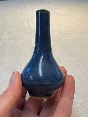 A pair of Chinese powder-blue vases and a blue and white 'Hatcher Cargo' vase, Transitional period — foto 15