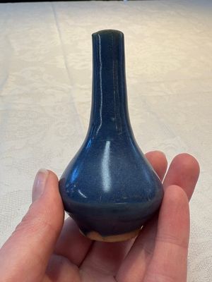 A pair of Chinese powder-blue vases and a blue and white 'Hatcher Cargo' vase, Transitional period — foto 16