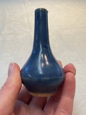 A pair of Chinese powder-blue vases and a blue and white 'Hatcher Cargo' vase, Transitional period — foto 17