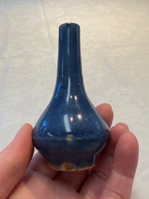 A pair of Chinese powder-blue vases and a blue and white 'Hatcher Cargo' vase, Transitional period — foto 18
