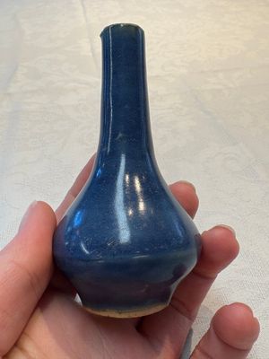 A pair of Chinese powder-blue vases and a blue and white 'Hatcher Cargo' vase, Transitional period — foto 19