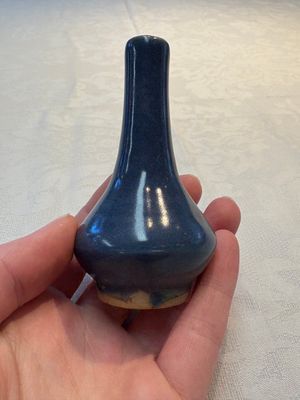 A pair of Chinese powder-blue vases and a blue and white 'Hatcher Cargo' vase, Transitional period — foto 2