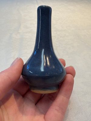 A pair of Chinese powder-blue vases and a blue and white 'Hatcher Cargo' vase, Transitional period — foto 3