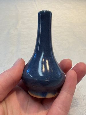 A pair of Chinese powder-blue vases and a blue and white 'Hatcher Cargo' vase, Transitional period — foto 4