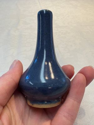A pair of Chinese powder-blue vases and a blue and white 'Hatcher Cargo' vase, Transitional period — foto 5