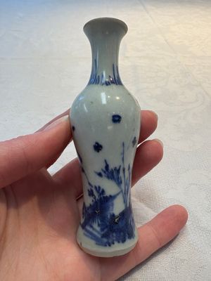 A pair of Chinese powder-blue vases and a blue and white 'Hatcher Cargo' vase, Transitional period — foto 8