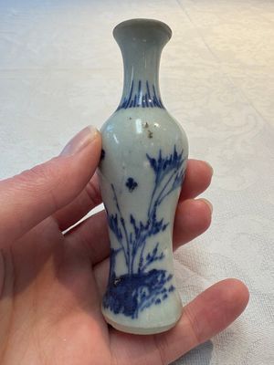 A pair of Chinese powder-blue vases and a blue and white 'Hatcher Cargo' vase, Transitional period — foto 9