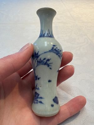 A pair of Chinese powder-blue vases and a blue and white 'Hatcher Cargo' vase, Transitional period — foto 10