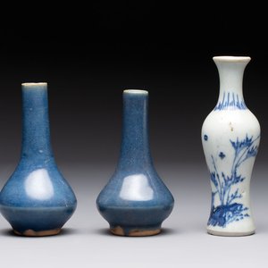 A pair of Chinese powder-blue vases and a blue and white 'Hatcher Cargo' vase, Transitional period — foto 1