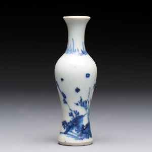 A pair of Chinese powder-blue vases and a blue and white 'Hatcher Cargo' vase, Transitional period — foto 11