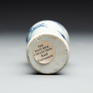A pair of Chinese powder-blue vases and a blue and white 'Hatcher Cargo' vase, Transitional period — foto 13