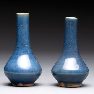 A pair of Chinese powder-blue vases and a blue and white 'Hatcher Cargo' vase, Transitional period — foto 2