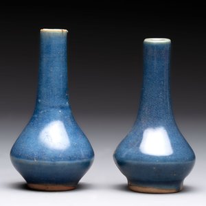 A pair of Chinese powder-blue vases and a blue and white 'Hatcher Cargo' vase, Transitional period — foto 3