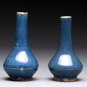 A pair of Chinese powder-blue vases and a blue and white 'Hatcher Cargo' vase, Transitional period — foto 4