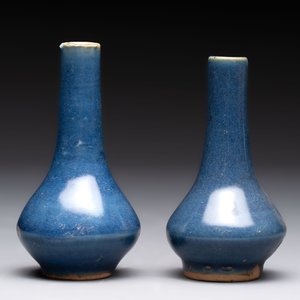 A pair of Chinese powder-blue vases and a blue and white 'Hatcher Cargo' vase, Transitional period — foto 5